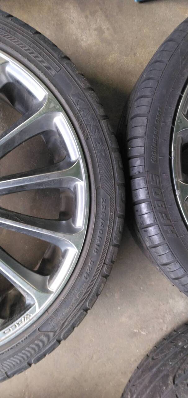 タイヤ　ホイール、ナット付き　4本　【225/40R18】DAA-ZVW30から取り外し（中古）