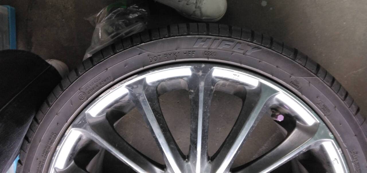 タイヤ　ホイール、ナット付き　4本　【225/40R18】DAA-ZVW30から取り外し（中古）