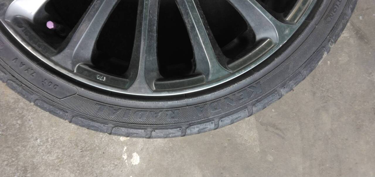 タイヤ　ホイール、ナット付き　4本　【225/40R18】DAA-ZVW30から取り外し（中古）