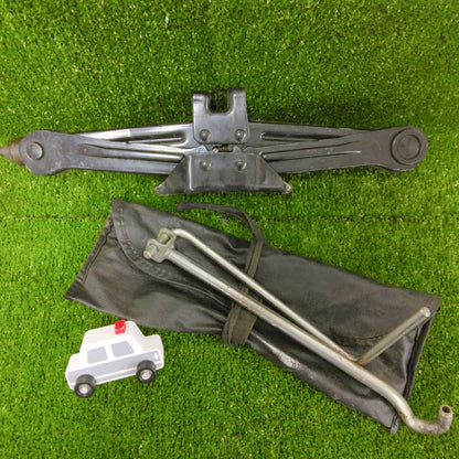 ジャッキ　工具付き　川崎工業株式会社　1.1トン（中古）