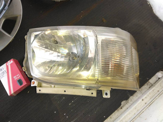 ハイエースヘッドライト純正（R）KDH200V　で使用（中古）