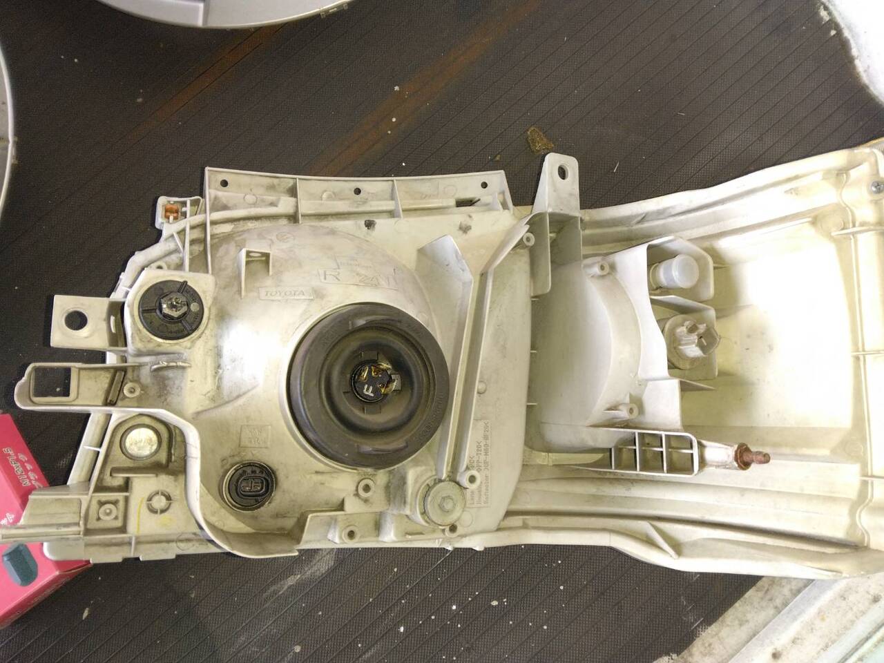 ハイエースヘッドライト純正（R）KDH200V　で使用（中古）