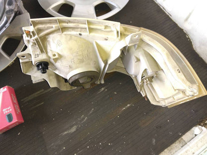 ハイエースヘッドライト純正（R）KDH200V　で使用（中古）
