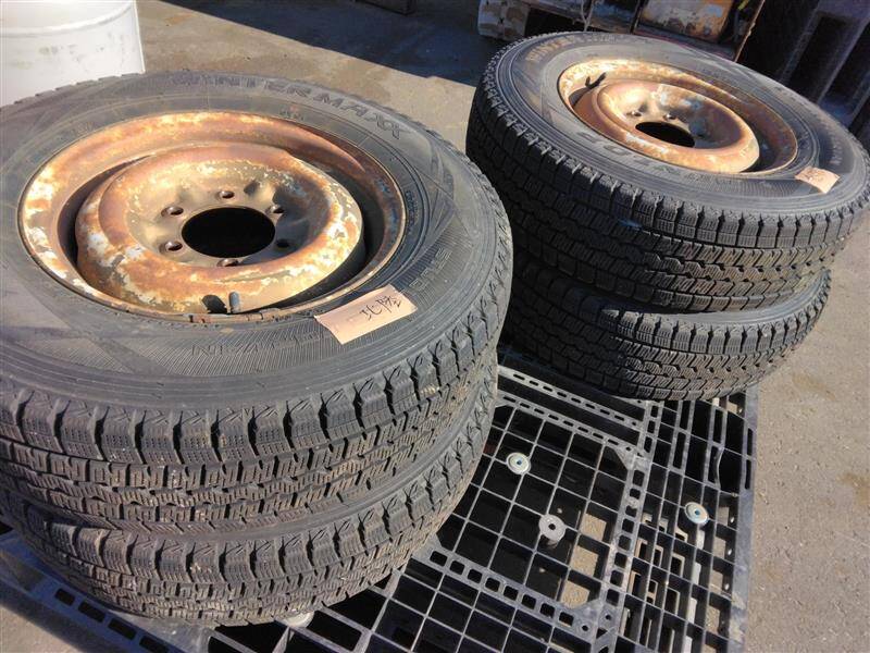 （棚卸まとめ売り）スタッドレスタイヤ　4本　【ダンロップ】【195/80R15】（中古）