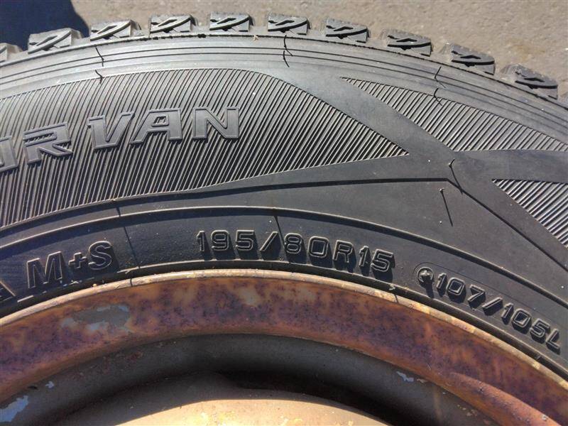 （棚卸まとめ売り）スタッドレスタイヤ　4本　【ダンロップ】【195/80R15】（中古）