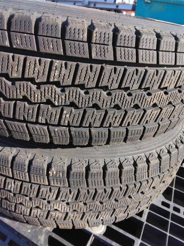 （棚卸まとめ売り）スタッドレスタイヤ　4本　【ダンロップ】【195/80R15】（中古）