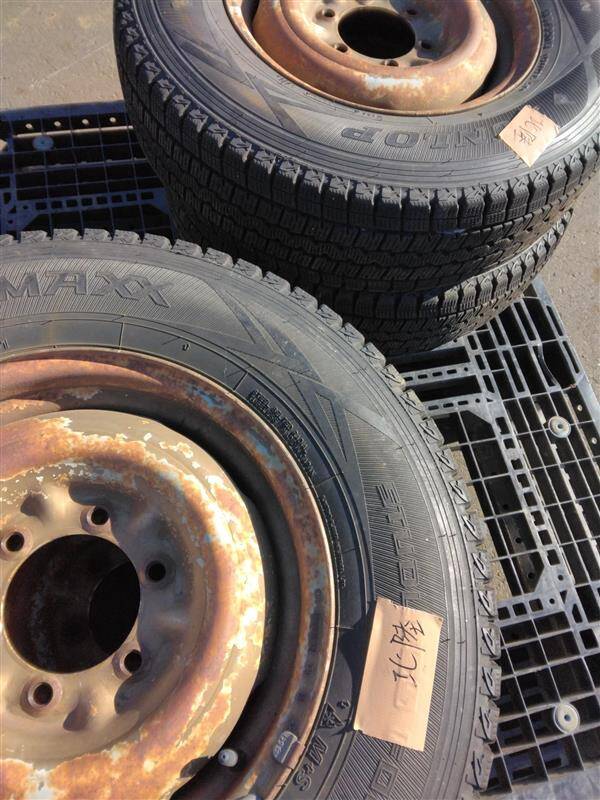 （棚卸まとめ売り）スタッドレスタイヤ　4本　【ダンロップ】【195/80R15】（中古）