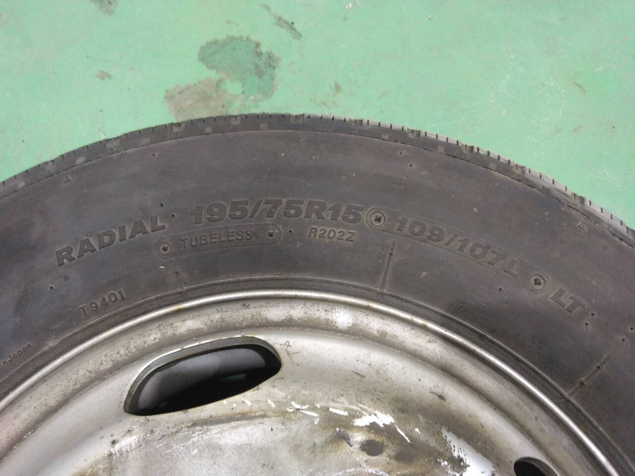 弥富纏め売り タイヤ　１本　ブリジストンR202 195/75R15-109/107L LT（中古）