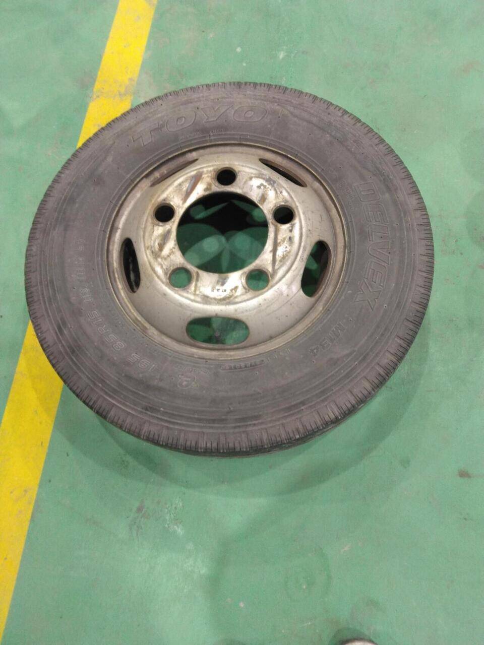 弥富纏め売り タイヤ　１本　TOYO 195/85R15 113/111N LT （中古）