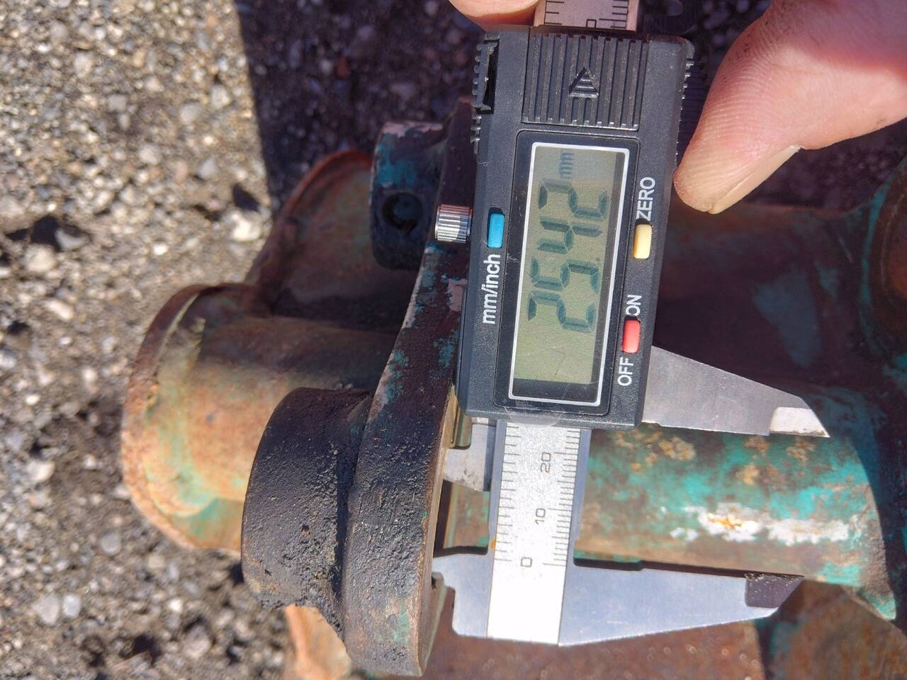 バケット 油圧ショベルバケツ　約40㎝×約30㎝×高さ約35㎝　（中古）