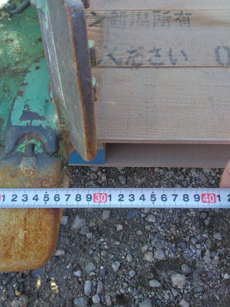 バケット　油圧ショベルバケツ　  約65㎝×約30㎝×高さ約34㎝　（中古）