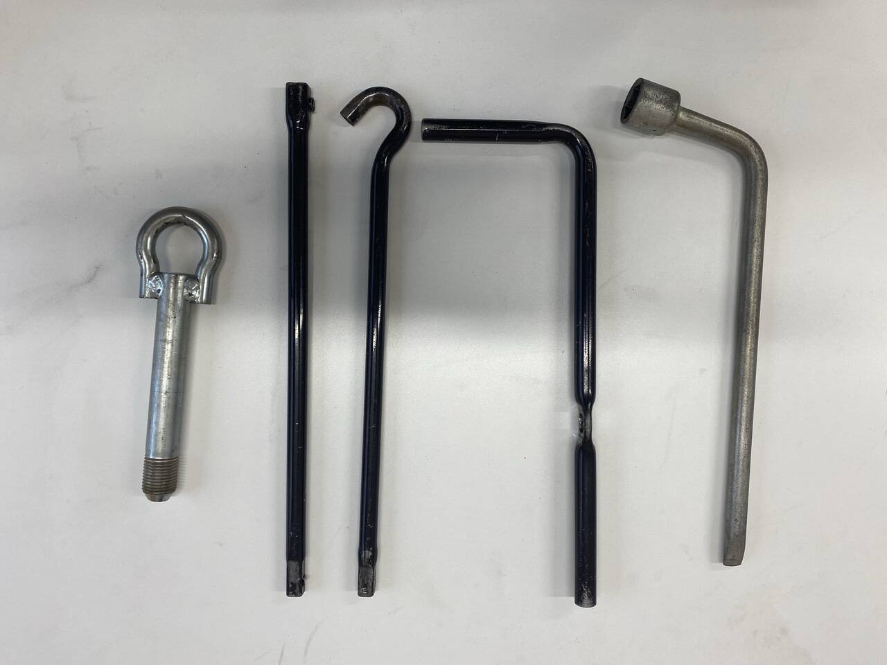 ジャッキ　工具付き　TOYOTA　KR-KDH205Vから取り外し（中古）