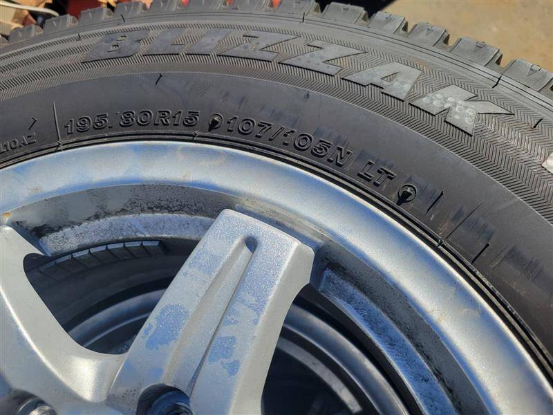 （棚卸まとめ売り）スタッドレスタイヤ　4本　【ブリヂストン】【195/80R15】（中古）