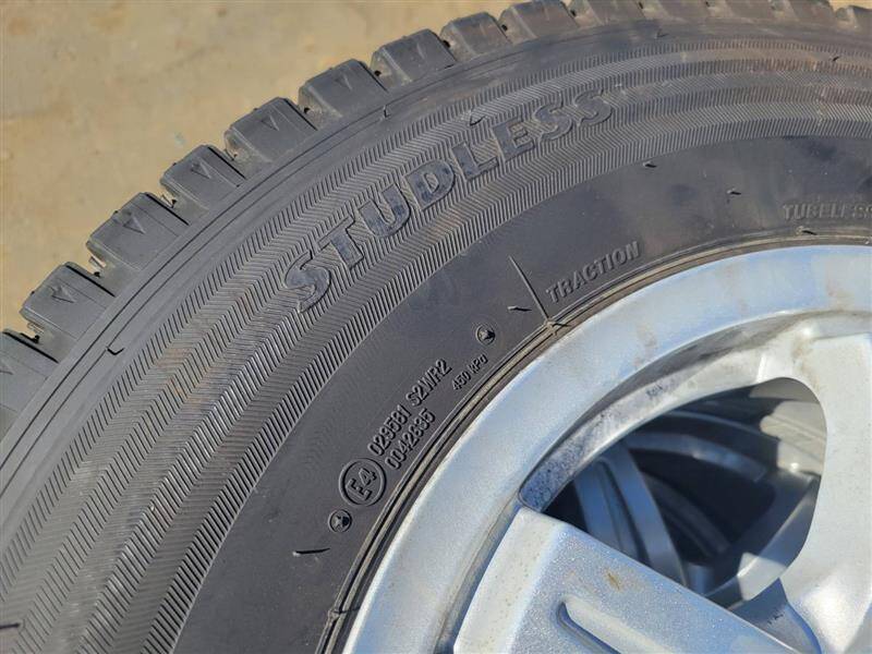 （棚卸まとめ売り）スタッドレスタイヤ　4本　【ブリヂストン】【195/80R15】（中古）