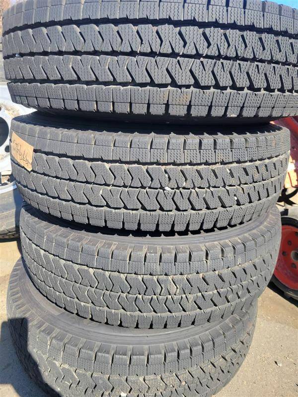 （棚卸まとめ売り）スタッドレスタイヤ　4本　【ブリヂストン】【195/80R15】（中古）