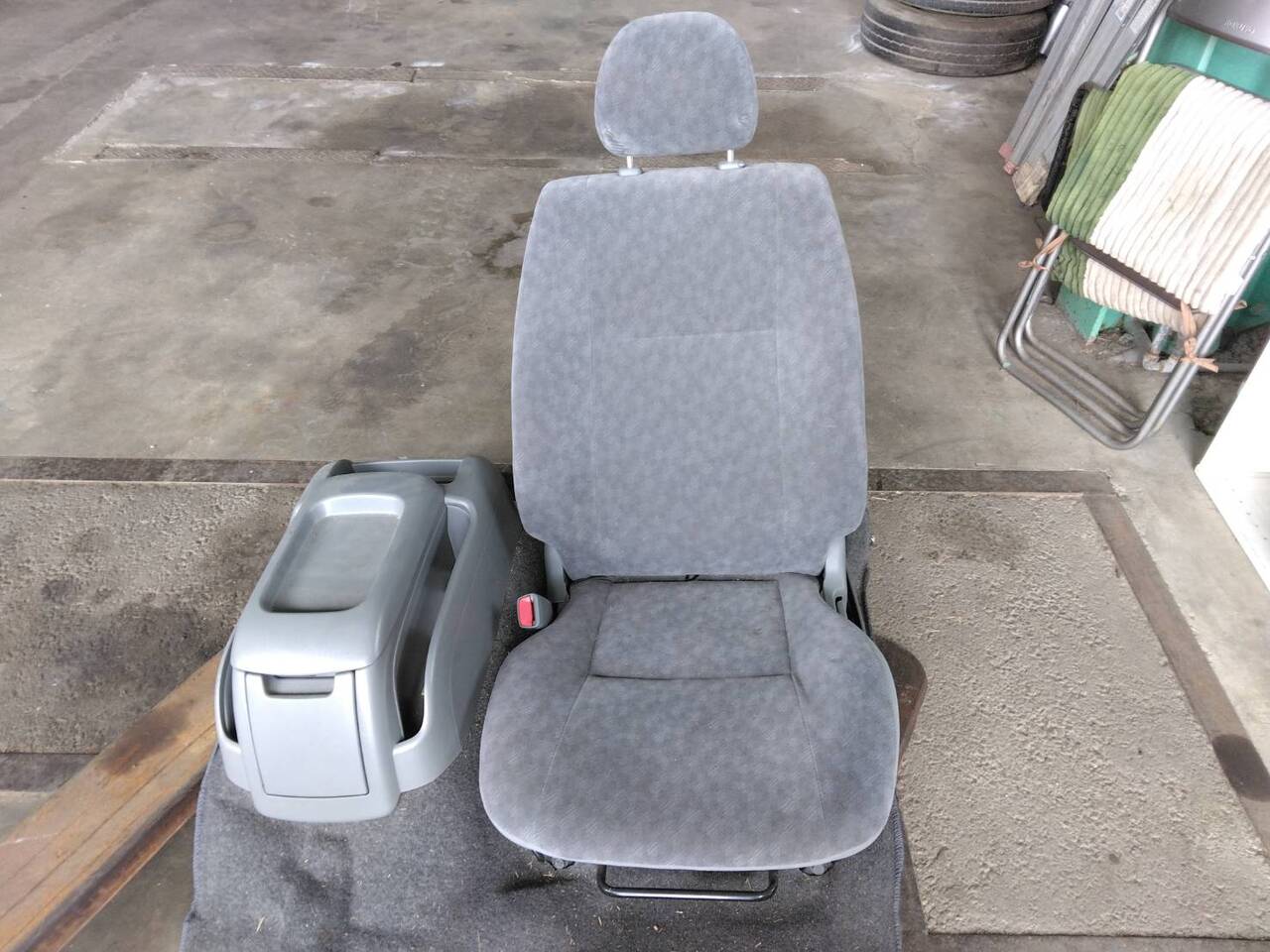 座席  　ハイエース　KR-KDH205V　から取り外し （中古）