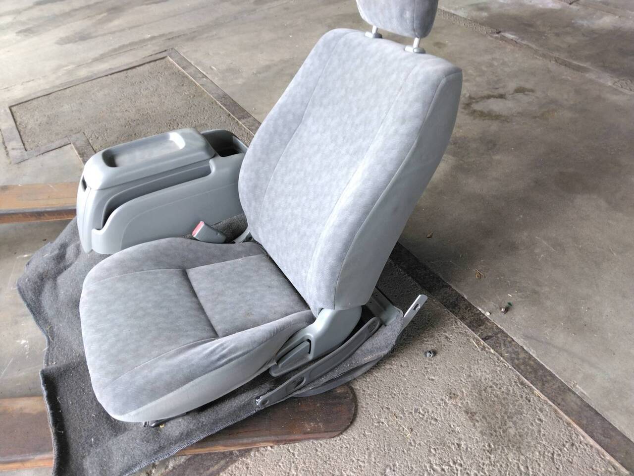 座席  　ハイエース　KR-KDH205V　から取り外し （中古）