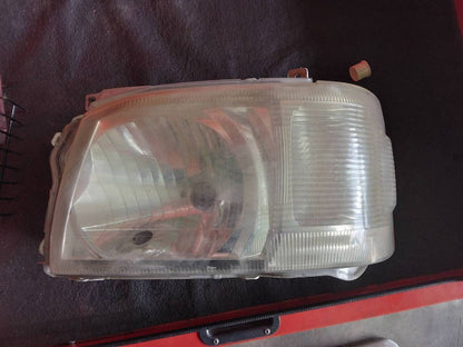 ヘッドライト　（左）KR-KDH205Vで使用　（中古）