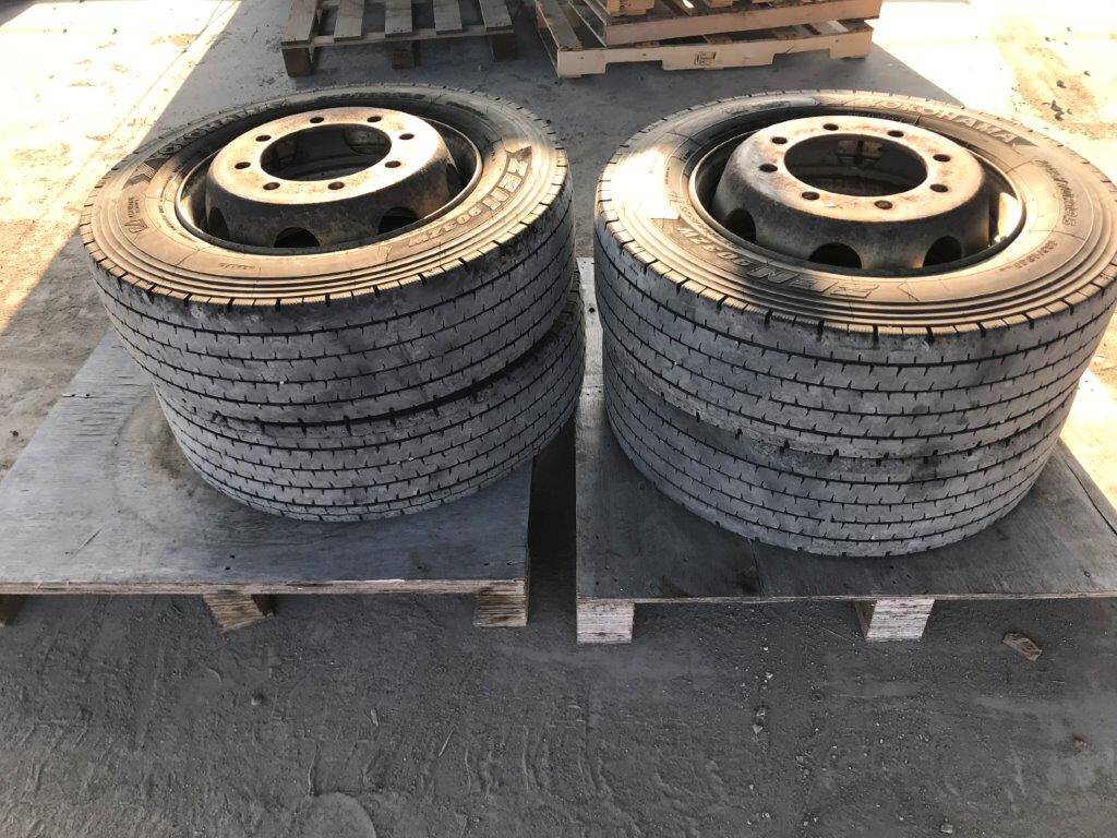 弥富纏め売り タイヤ　　スタッドレス4本　YOKOHAMA　245/70R19,5  136/134J（中古）