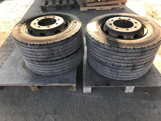 弥富纏め売り タイヤ　　スタッドレス4本　YOKOHAMA　245/70R19,5  136/134J（中古）
