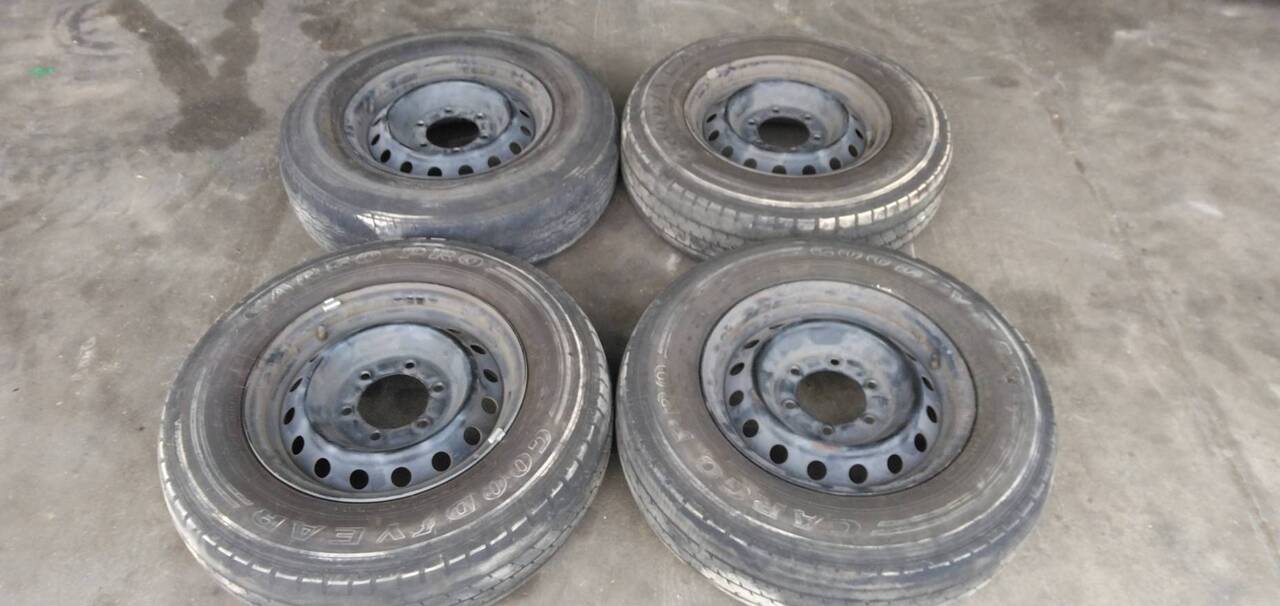 タイヤ　4本　【ブリヂストン1本、グッドイヤー3本】【195/80R15】（中古）