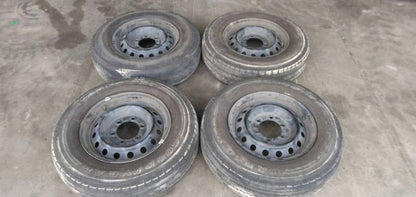 タイヤ　4本　【ブリヂストン1本、グッドイヤー3本】【195/80R15】（中古）