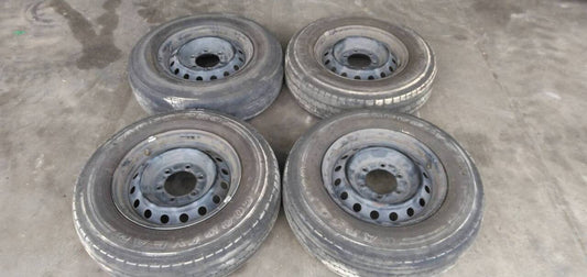 タイヤ　4本　【ブリヂストン1本、グッドイヤー3本】【195/80R15】（中古）