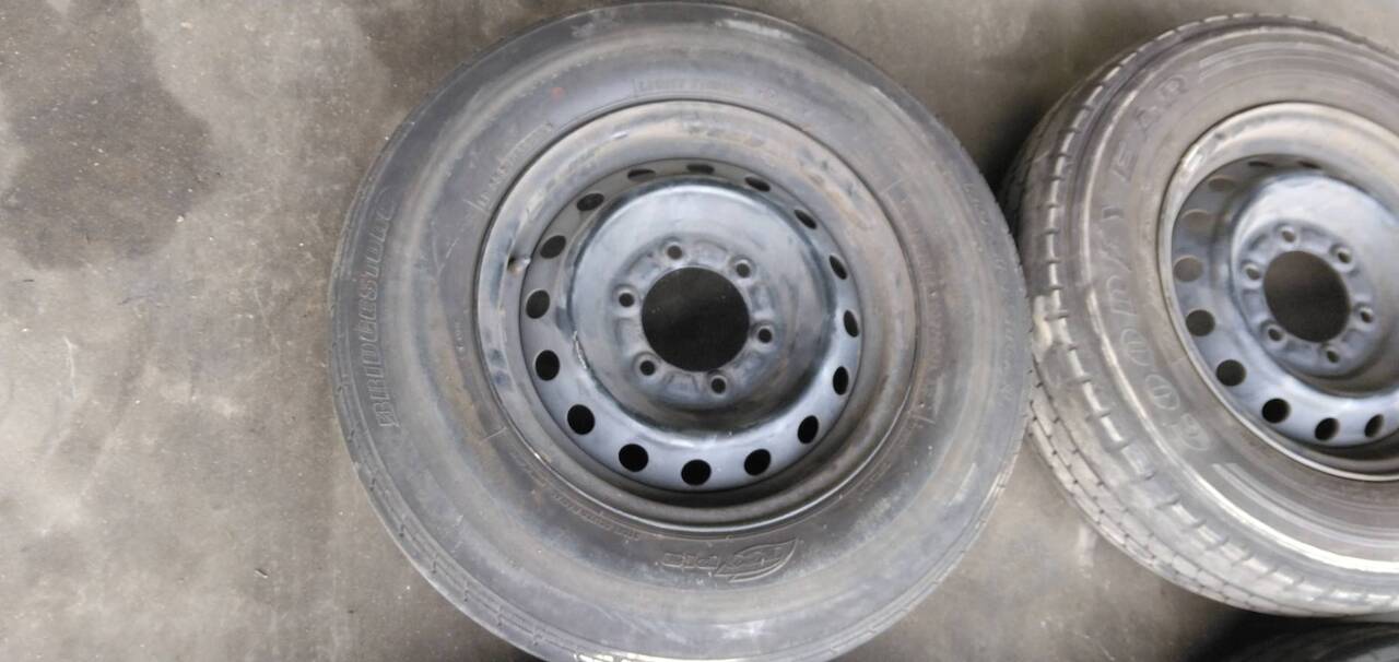 タイヤ　ブリヂストン1本【195/80R15】（中古）