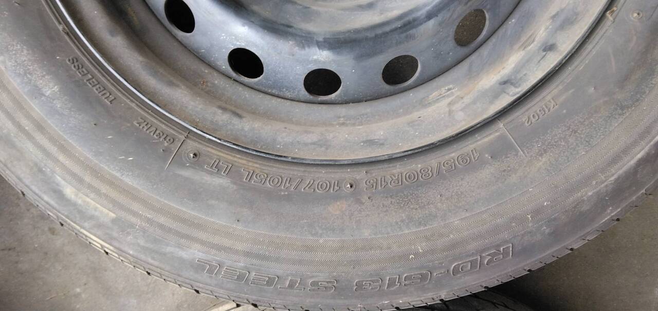 タイヤ　4本　【ブリヂストン1本、グッドイヤー3本】【195/80R15】（中古）