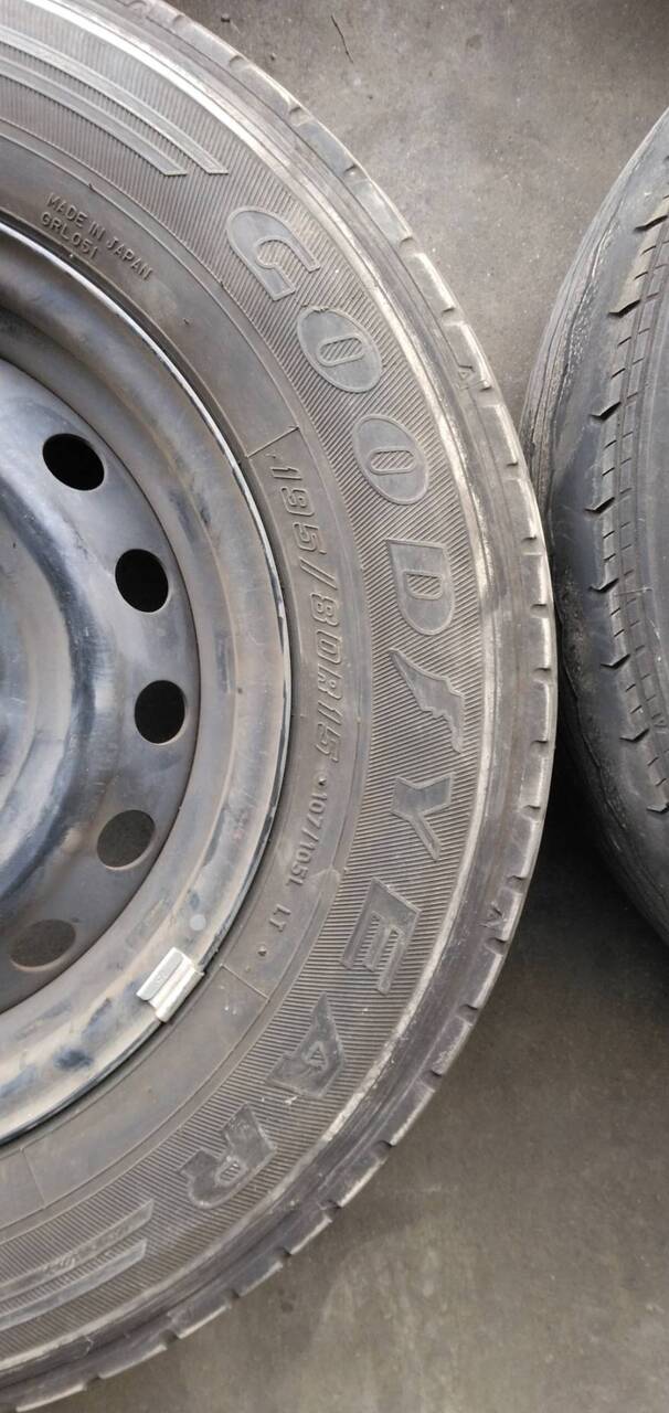 タイヤ　4本　【ブリヂストン1本、グッドイヤー3本】【195/80R15】（中古）