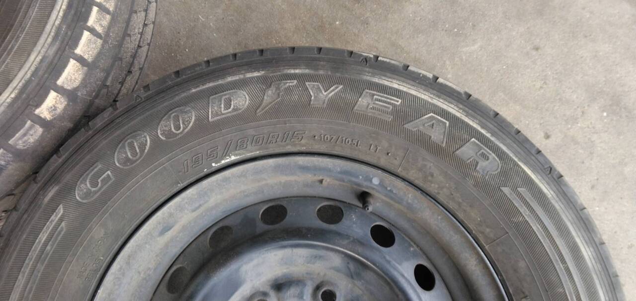 タイヤ　4本　【ブリヂストン1本、グッドイヤー3本】【195/80R15】（中古）