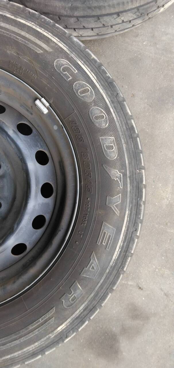タイヤ　4本　【ブリヂストン1本、グッドイヤー3本】【195/80R15】（中古）