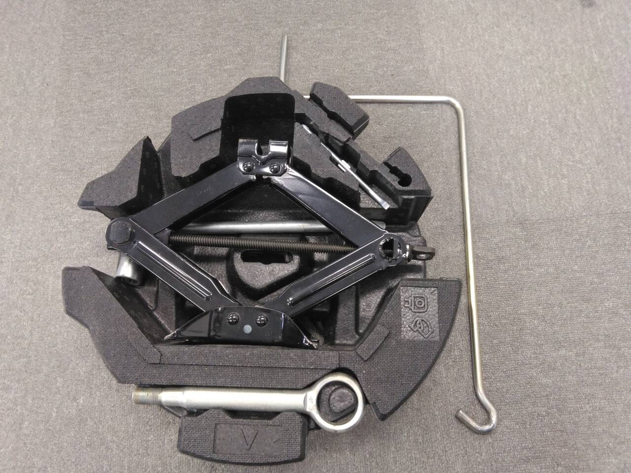 ジャッキ　【工具付き】【富士重工業】0.9トン（中古）