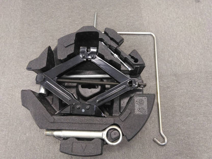ジャッキ　【工具付き】【富士重工業】0.9トン（中古）