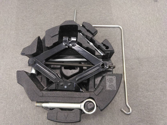 ジャッキ　【工具付き】【富士重工業】0.9トン（中古）