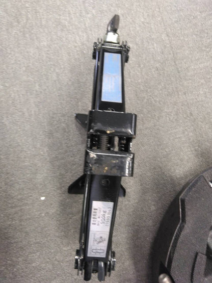 ジャッキ　【工具付き】【富士重工業】0.9トン（中古）