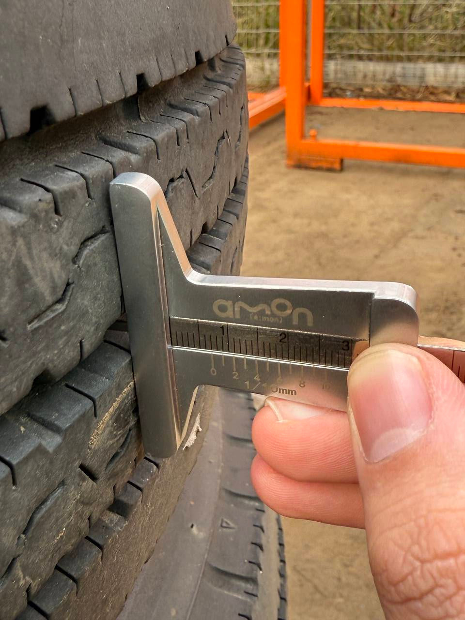 （棚卸まとめ売り）タイヤ　3本　【Bridgestone DURAVIS】【7.00R16LT】（中古）