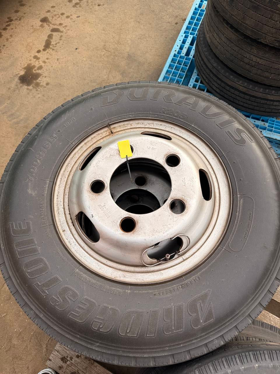 （棚卸まとめ売り）タイヤ　3本　【Bridgestone DURAVIS】【7.00R16LT】（中古）