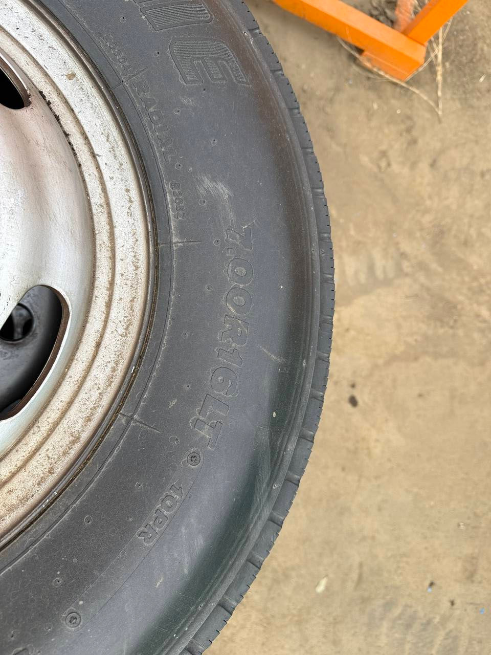 （棚卸まとめ売り）タイヤ　3本　【Bridgestone DURAVIS】【7.00R16LT】（中古）