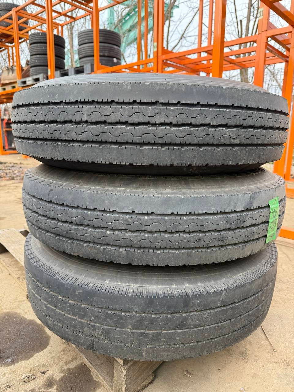 （棚卸まとめ売り）タイヤ　3本　【Bridgestone DURAVIS】【7.00R16LT】（中古）
