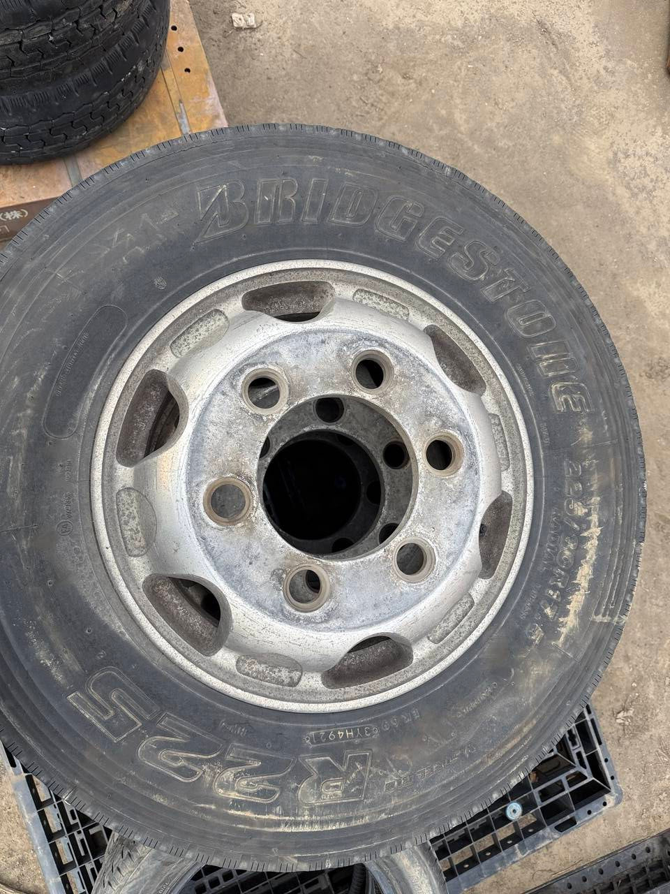 （棚卸まとめ売り）タイヤ　3本　【BRIDGESTONE】【225/80R17.5】（中古）