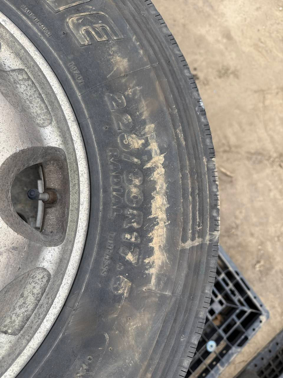 （棚卸まとめ売り）タイヤ　3本　【BRIDGESTONE】【225/80R17.5】（中古）