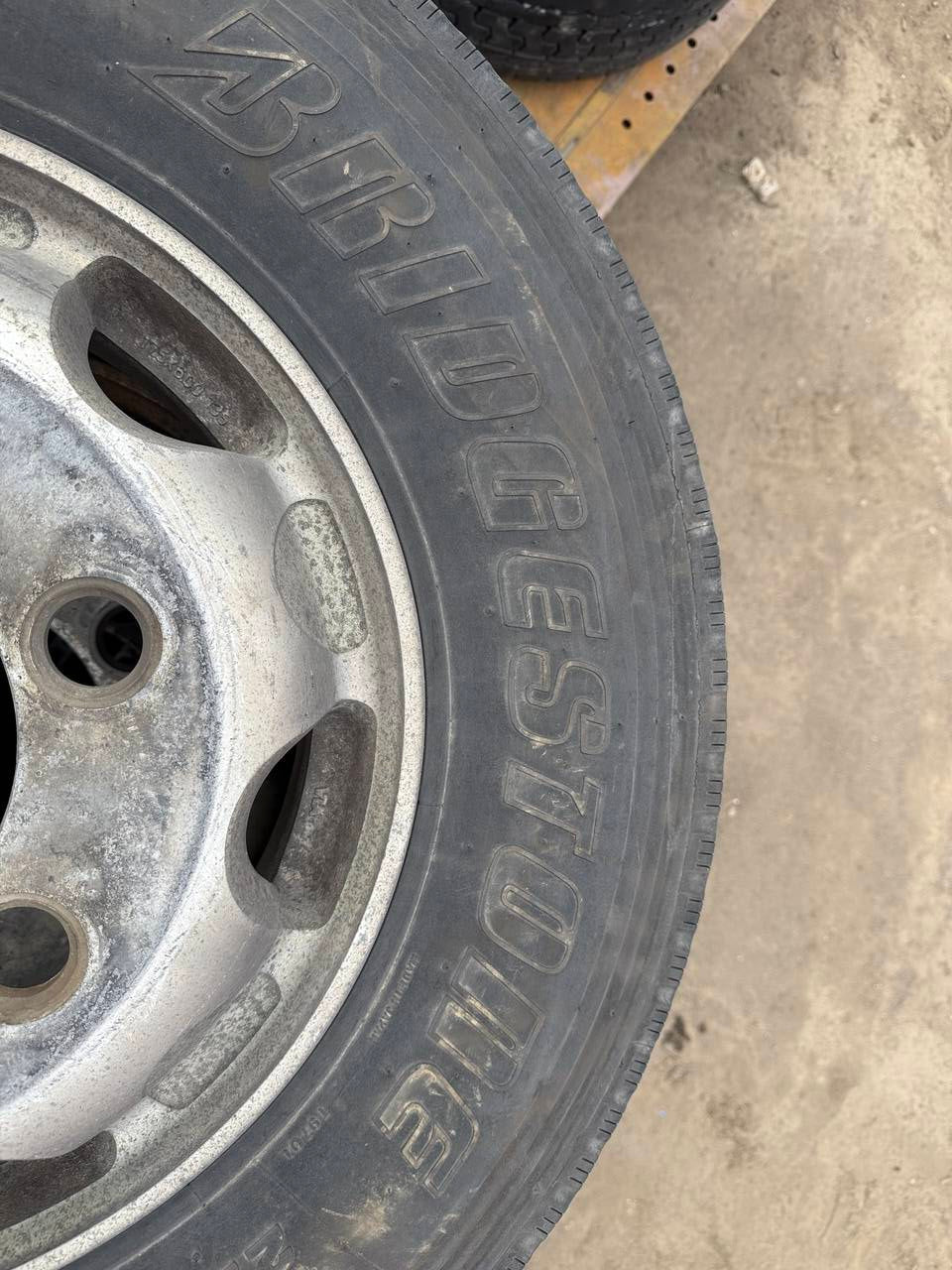 （棚卸まとめ売り）タイヤ　3本　【BRIDGESTONE】【225/80R17.5】（中古）
