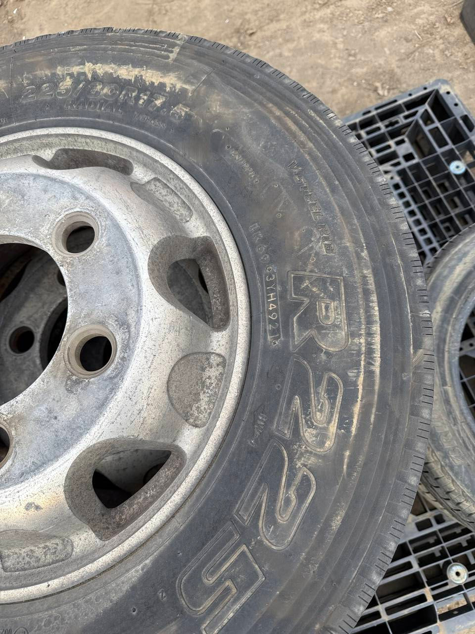 （棚卸まとめ売り）タイヤ　3本　【BRIDGESTONE】【225/80R17.5】（中古）