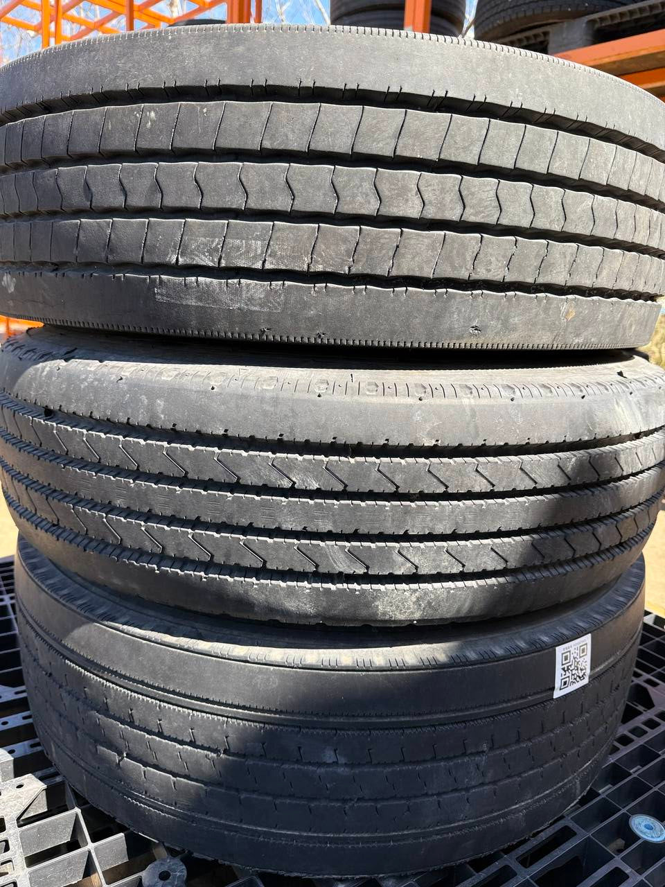 （棚卸まとめ売り）タイヤ　3本　【DUNLOP, YOKOHAMA】【245/70R19.5】（中古）