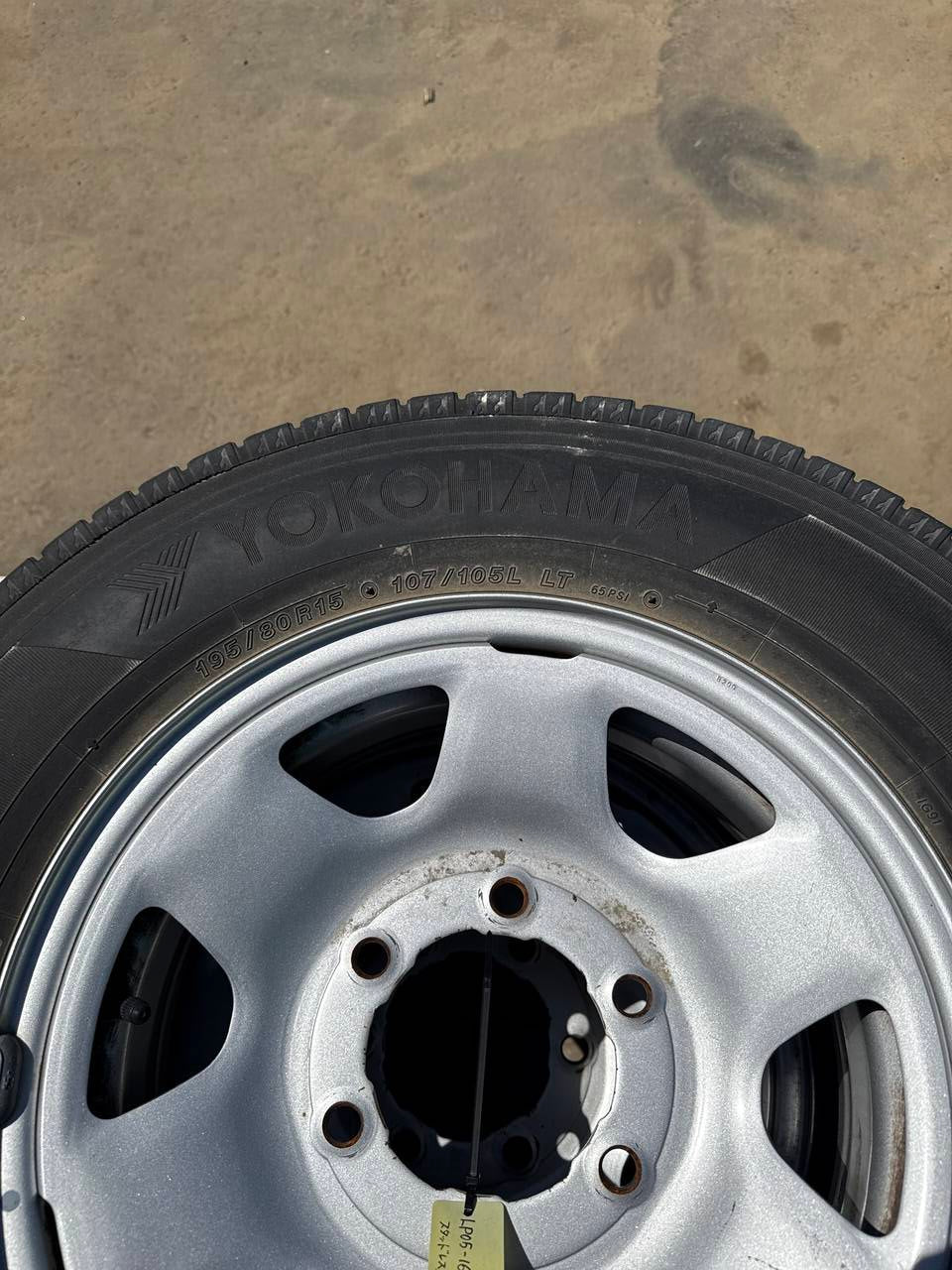 （棚卸まとめ売り）タイヤ　Yokohama 4本 195/80R15 107/105LLT (中古)