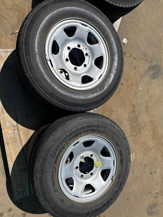 （棚卸まとめ売り）タイヤ　4本　Bridgestone 195/80R15（中古）