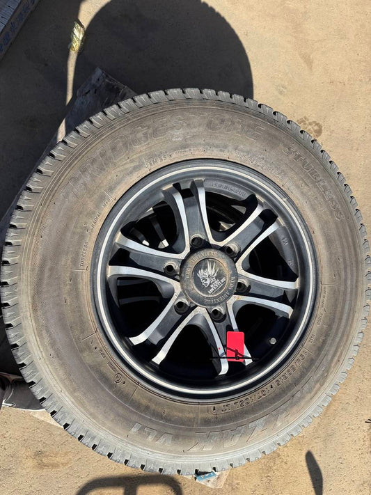 （棚卸まとめ売り）タイヤ　3本　【Bridgestone】【245/70R19.5】（中古）