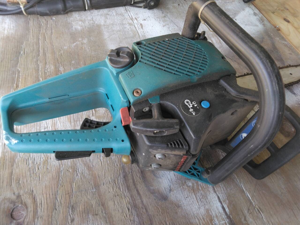 マキタ　チェンソー　DE3435　（中古）