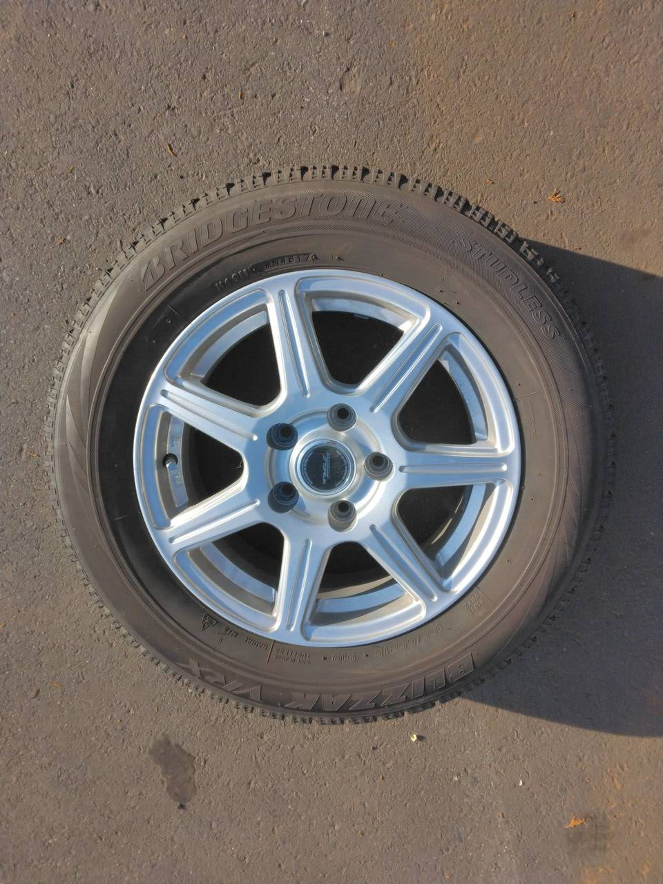 （棚卸まとめ売り）スタッドレスタイヤ　4本【195/65R15】【BRIDGESTONE】（中古）